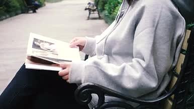 读书阅读的人坐在长椅上视频的预览图
